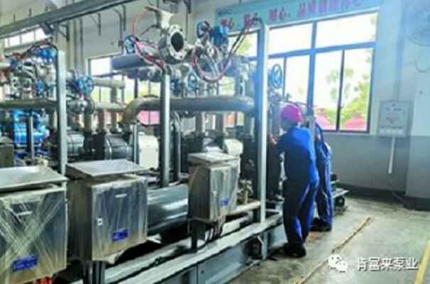 海口逸凡企业文化与发展有限公司生产线员工正在组装化工成套机组